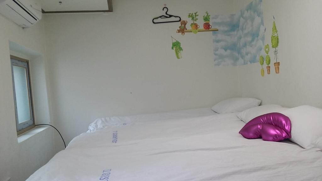 Myeongdong Guesthouse Сеул Стая снимка