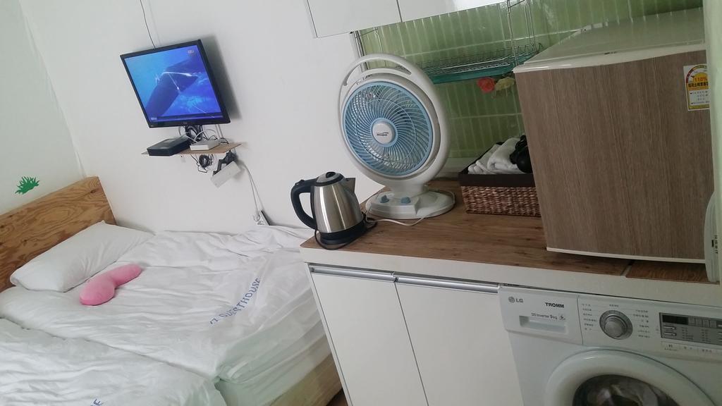 Myeongdong Guesthouse Сеул Стая снимка