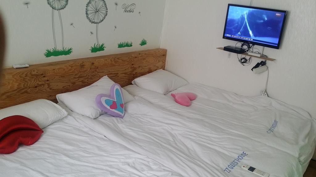 Myeongdong Guesthouse Сеул Стая снимка