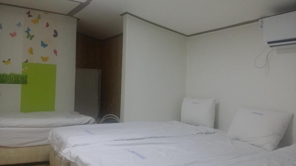 Myeongdong Guesthouse Сеул Стая снимка